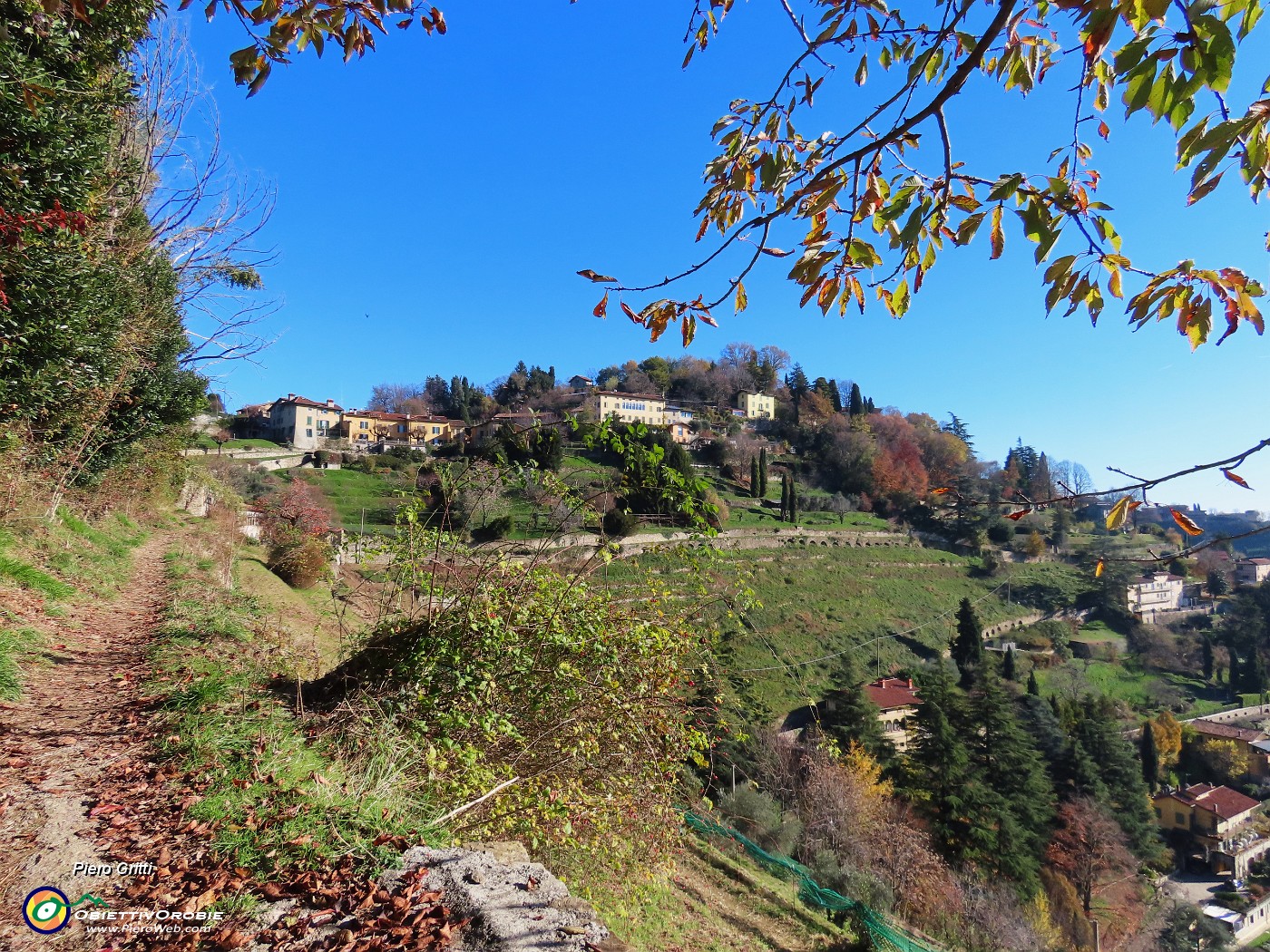 25 Via del Rione con vista verso il Monte Bastia.JPG